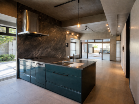 リノベーション施工事例|
素材が映える、ブルーグリーンのキッチン空間|沖縄県うるま市