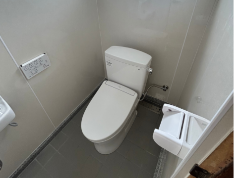 タイル床×パネル壁で掃除しやすいトイレへ❘沖縄県嘉手納町