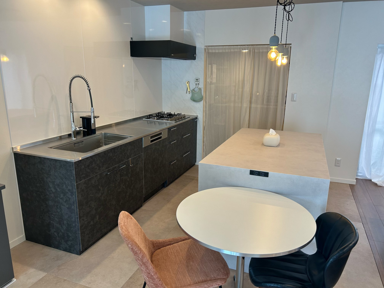 インテリアに映える造作キッチンとアイランドカウンター|沖縄県うるま市